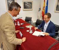 Mariano Fisac firmando ejemplares de su libro