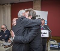 1. O delegado da Xunta en Madrid José Ramón Ónega recibe o galardón do presidente de Apehl Cheché Real.