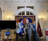 Momento en el que el director de la Casa de Galicia, Juan Serrano, recoge el premio concedido al Camino de Santiago