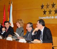 Vista de la mesa donde se encontraban el presidente de la Xunta de Galicia y la presidenta de la Comunidad de Madrid