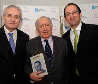 El profesor Alonso Montero junto con José Ramón Ónega y el secretario xeral de Política Lingüística, Anxo M. Lorenzo en el acto de presentación