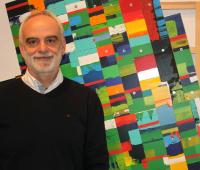 Fernando Lafuente cunha das súas obras