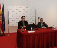 Na mesa, o conferenciante Diego Diz (esquerda) e o coordinador da Casa, Ramón Jiménez.