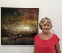 1. A pintora Marisa Redondo cunha das súas obras.