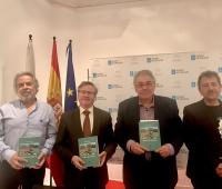 1. De Esquerda a dereita, o autor Moncho Rouco, o coordinador de actos da Casa de Galicia Ramón Jiménez, o Dr. en Historia Ricardo Santos e o editor José Manuel Martín.