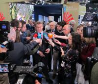 O presidente da Xunta de Galicia, Alberto Núñez Feijóo, responde a las preguntas de la medios de comunicación, responde as preguntas dos medios de comunicación, atentamente escoitado polo delegado en Madrid, José Ramón Ónega.