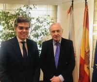 1. O novo delegado en Madrid da Junta de Andalucía Vicente Azpitarte co delegado da Xunta José Ramón Ónega na visita que realizou á Casa de Galicia.